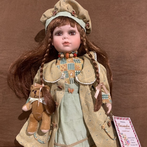 CASSANDRA COLLECTION BY CASSANDRA VISCONTI PORCELAIN DOLL 2005 LTD - Picture 8 of 8